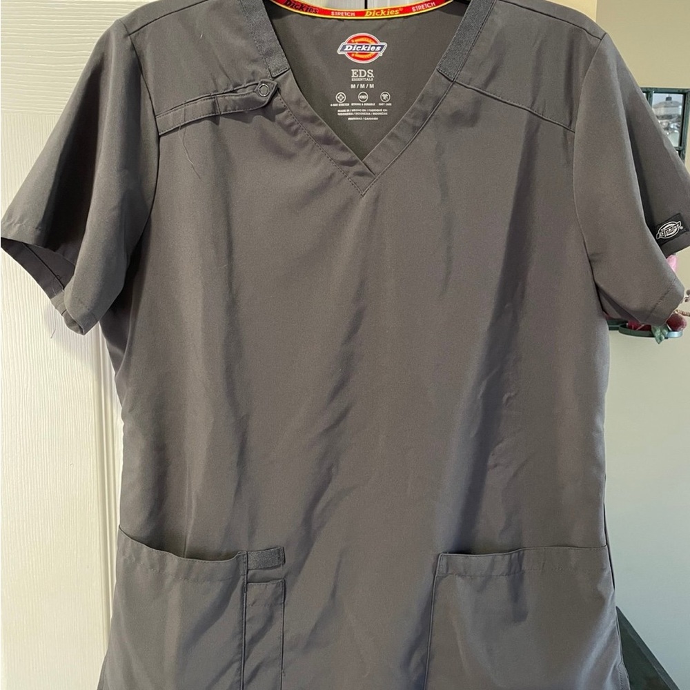 Medium scrub shirt lot - Picture 6 of 8